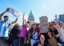 Jovenes en marcha estudiantil en Plaza Congreso