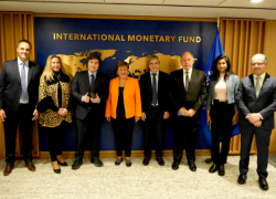 Milei con su equipo y el equipo del FMI