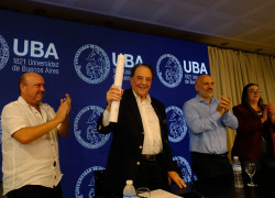 Heller recibiendo doctorado Honoris Causa